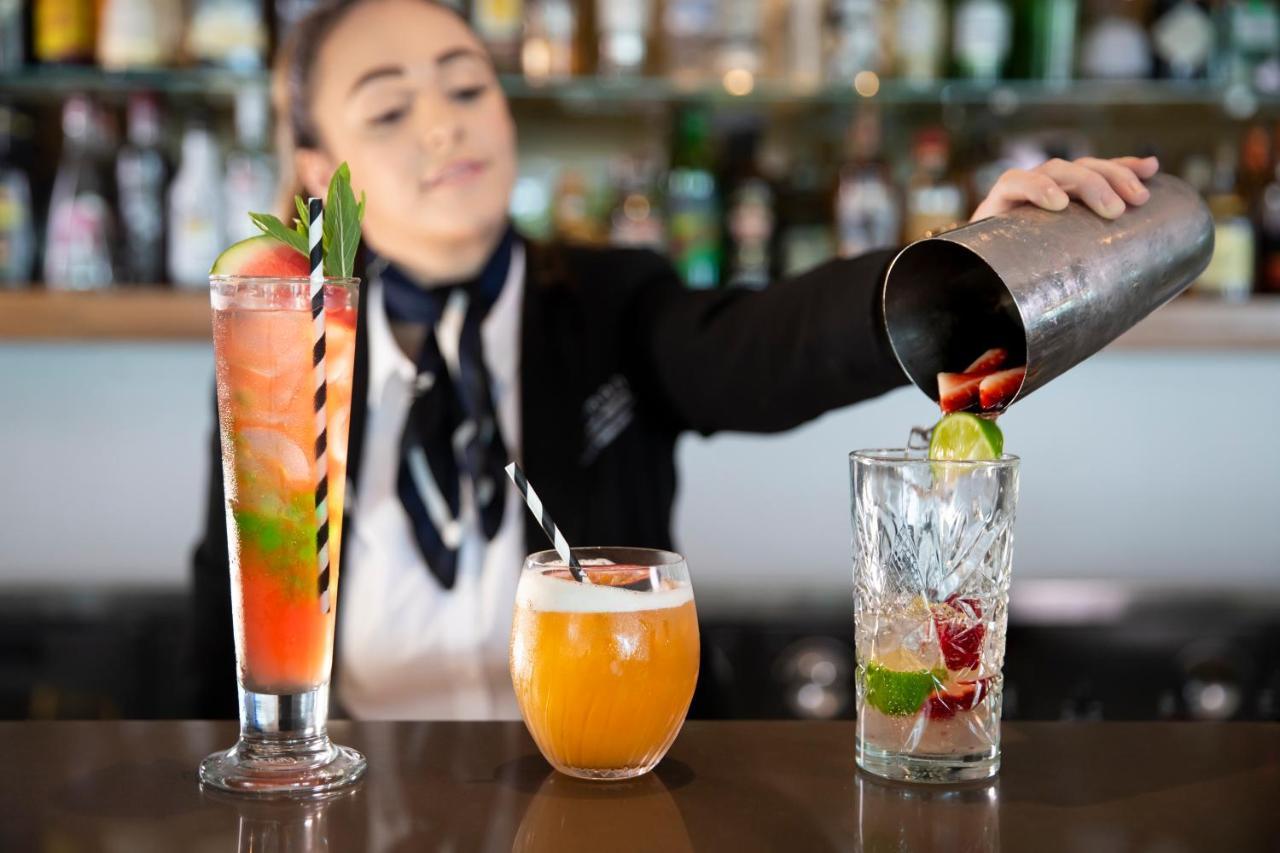Pullman Magenta Shores Resort Entrance Esterno foto A bartender pouring a drink