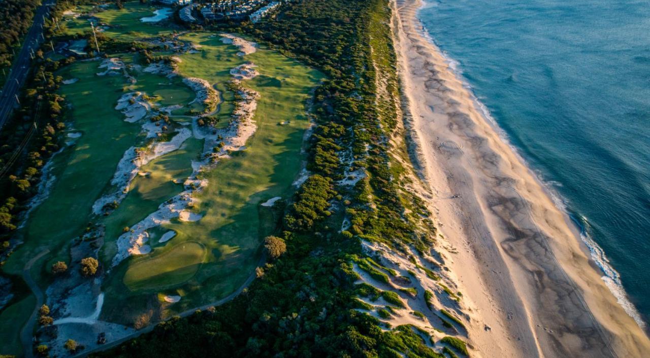 Pullman Magenta Shores Resort Entrance Esterno foto Aerial view of the 18th hole at the 2018 U.S. Open