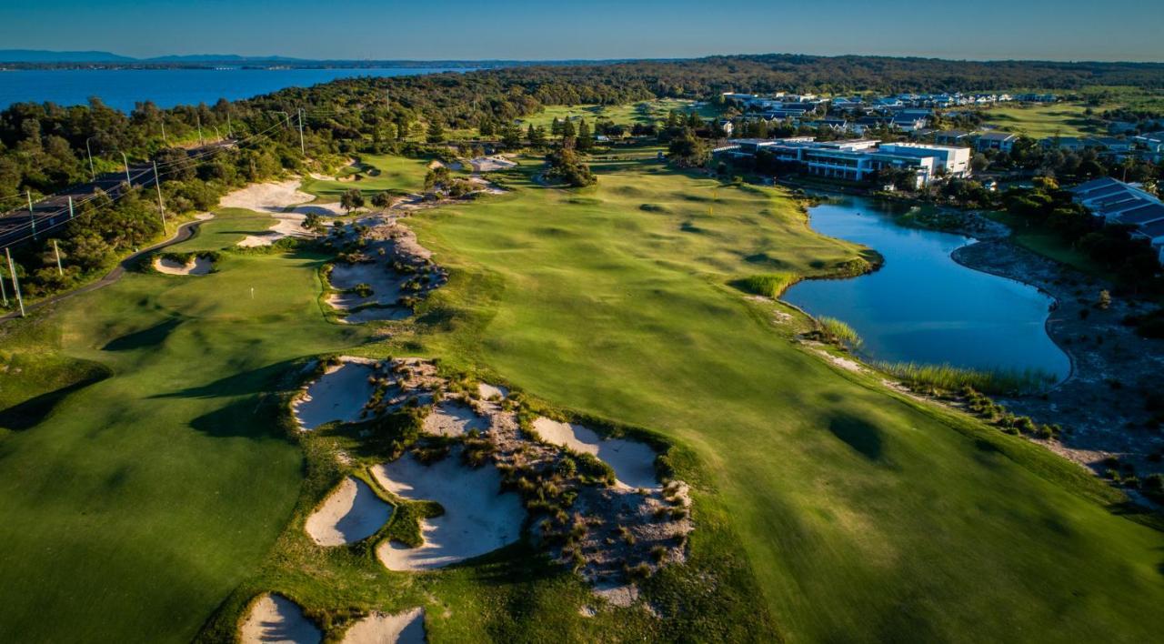 Pullman Magenta Shores Resort Entrance Esterno foto Aerial view of the 18th hole at the 2019 U.S. Open