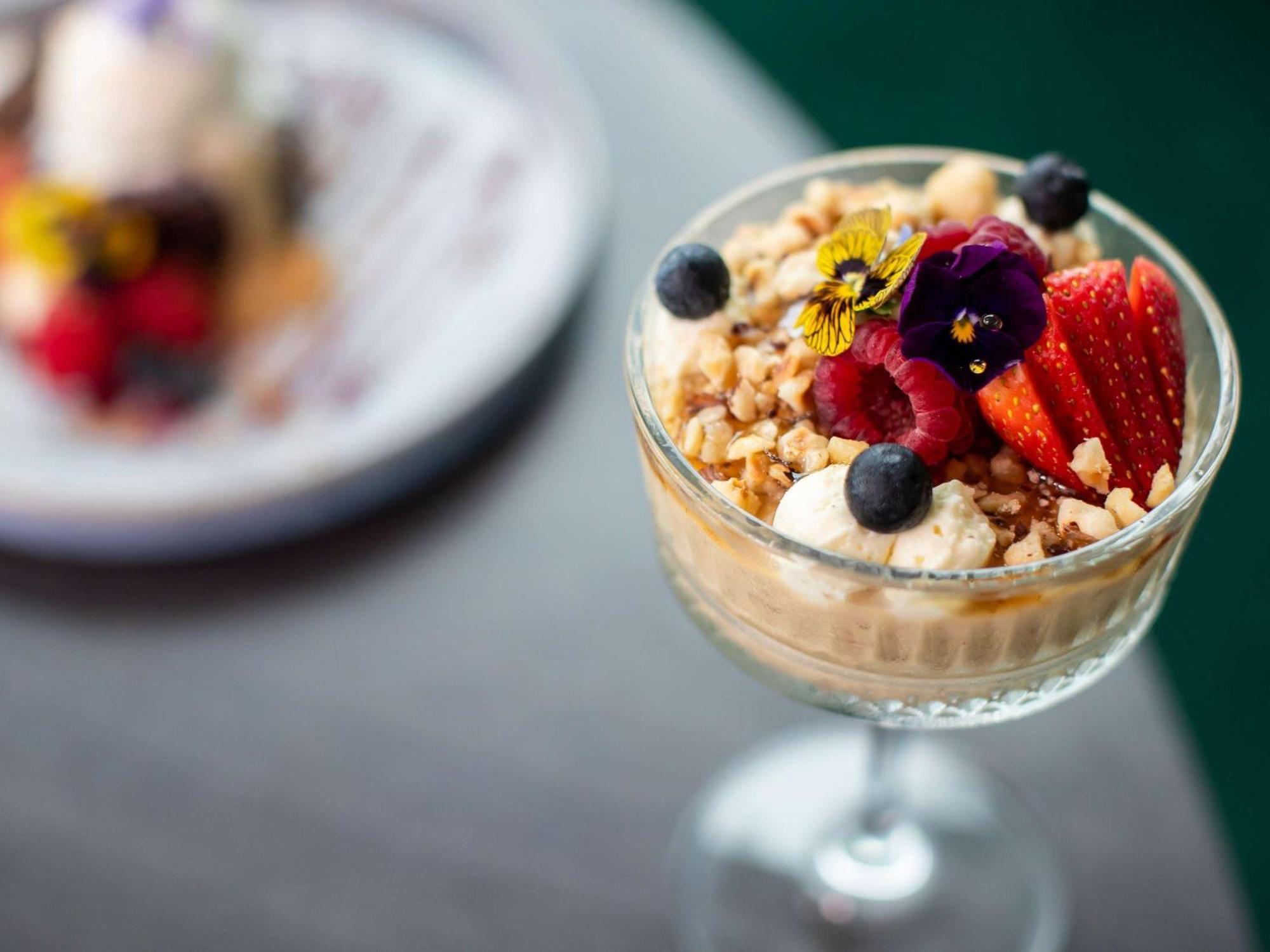 Pullman Magenta Shores Resort Entrance Esterno foto A parfait with granola and fruit