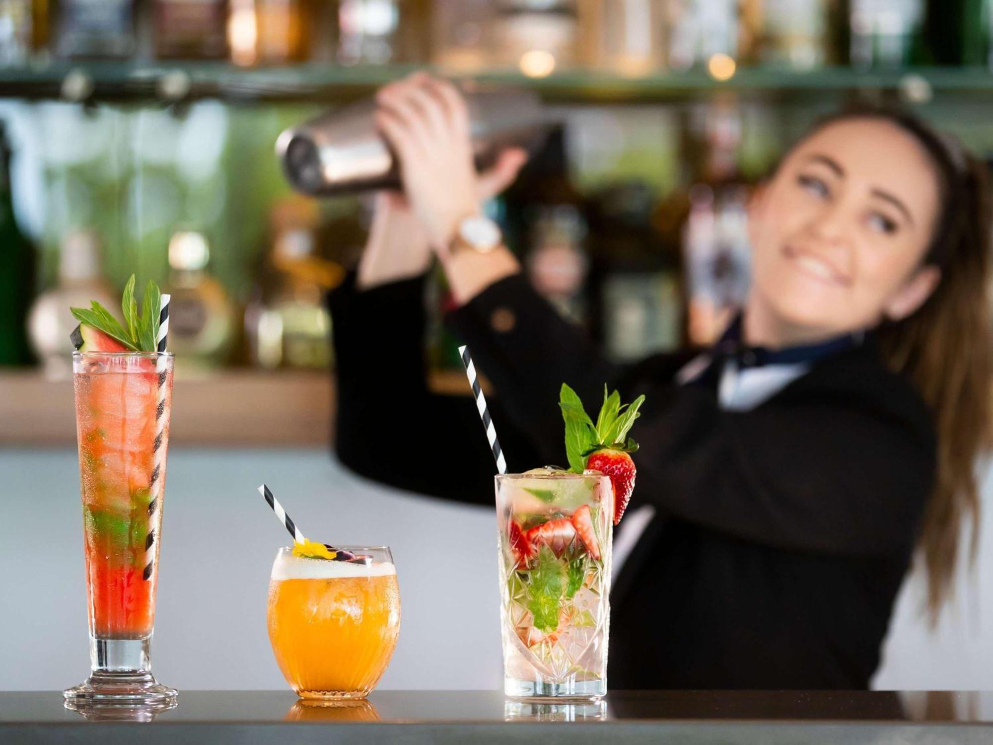Pullman Magenta Shores Resort Entrance Esterno foto A bartender shaking a cocktail